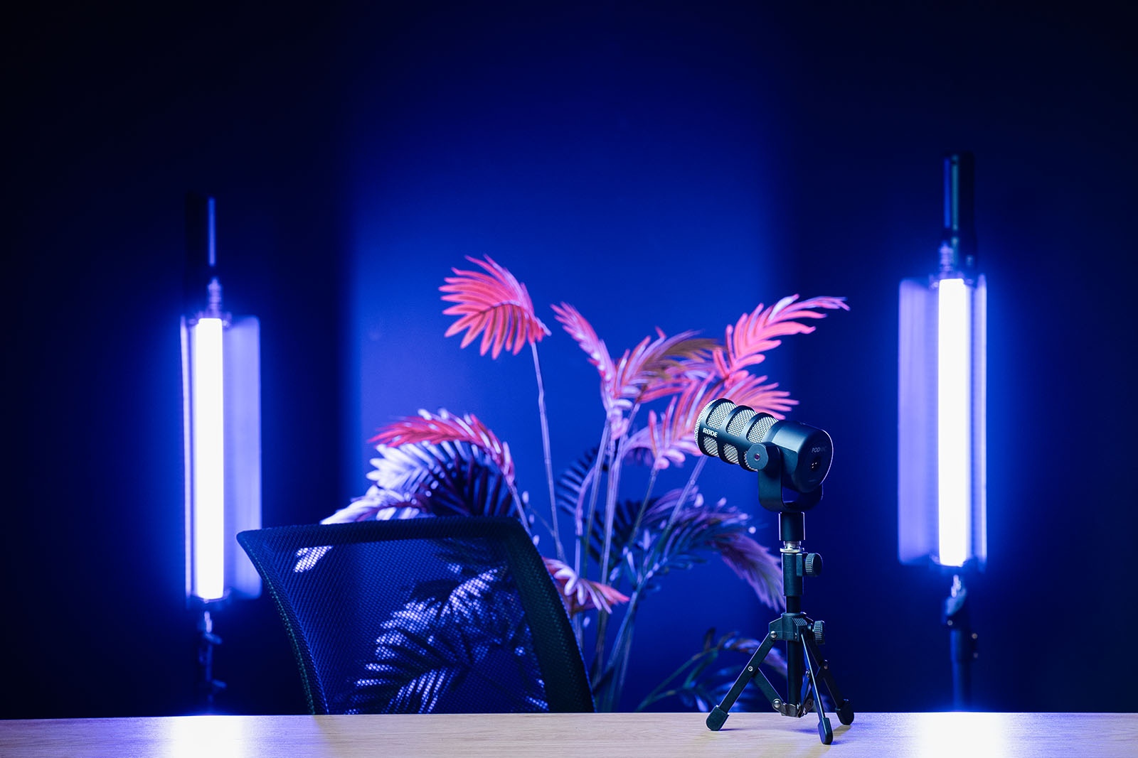 Setup professionnel avec micro sur perche, lampe élégante et arrière-plan bureau flou