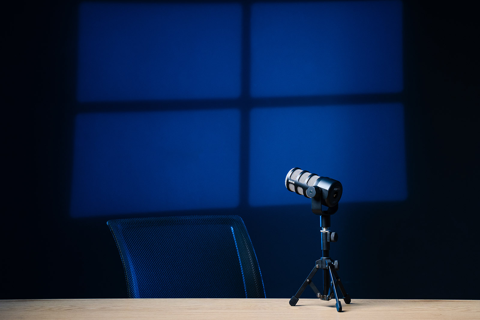 Studio moderne minimaliste avec éclairage doux et ambiance élégante pour capsules vidéo